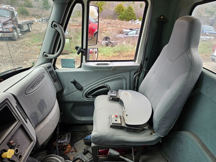 2004-international-durastar-4300-image-19