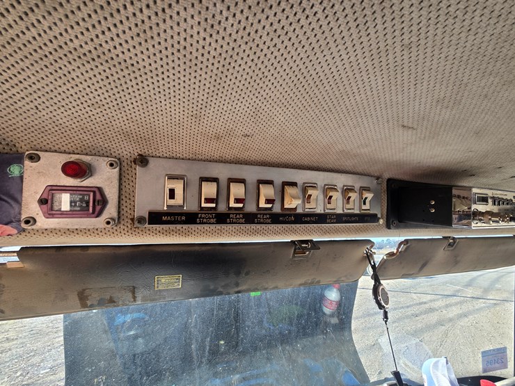 1996-freightliner-fl70-image-62