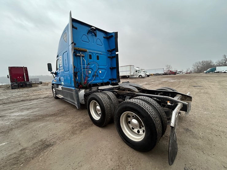 2015-freightliner-cascadia-125-image-14