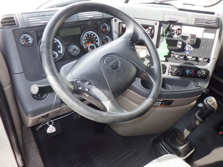 2016-freightliner-cascadia-125-image-16