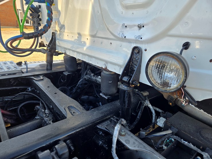 2012-freightliner-cascadia-113-image-90