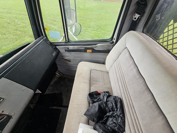 2000-freightliner-fl60-image-50