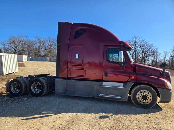 2014-freightliner-cascadia-125-image-23