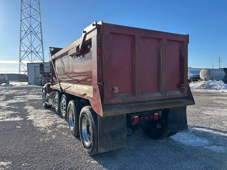 2015-peterbilt-567-image-19