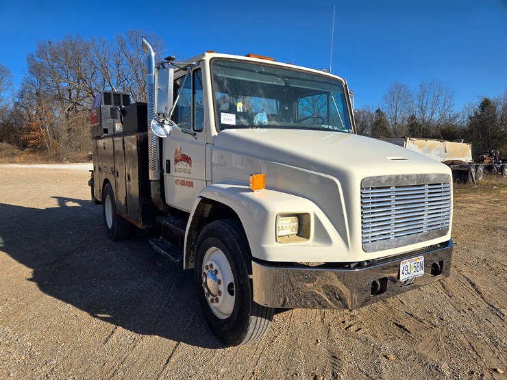 1996-freightliner-fl70-image-23