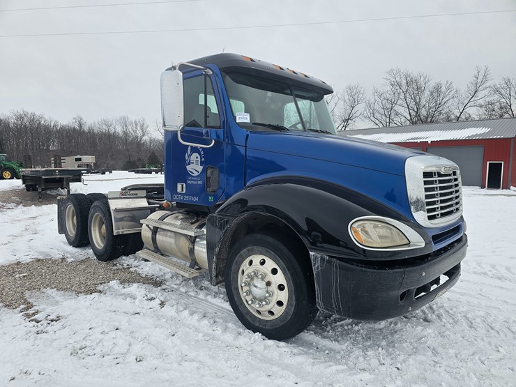 2007-freightliner-columbia-120-image-25