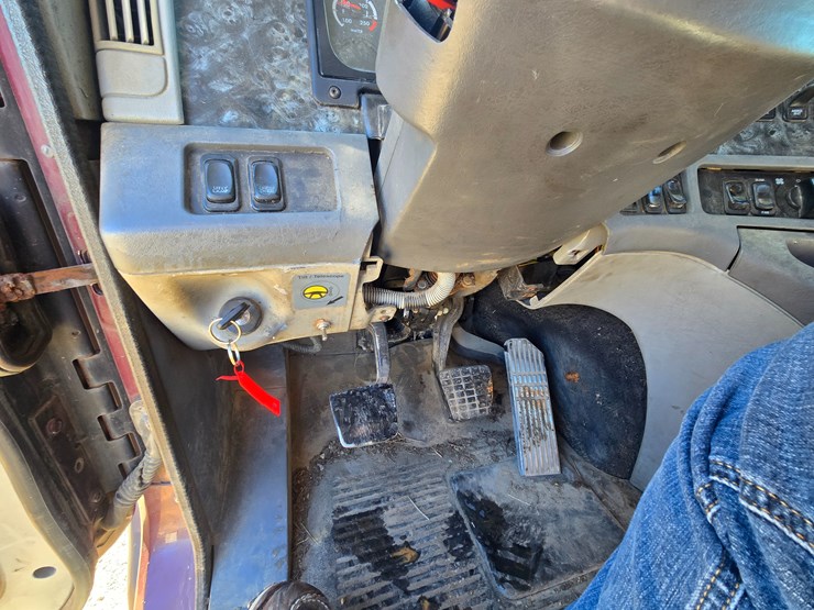 2002-freightliner-columbia-120-image-70