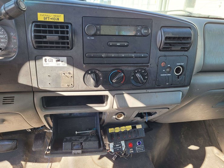 2005-ford-f550-image-30