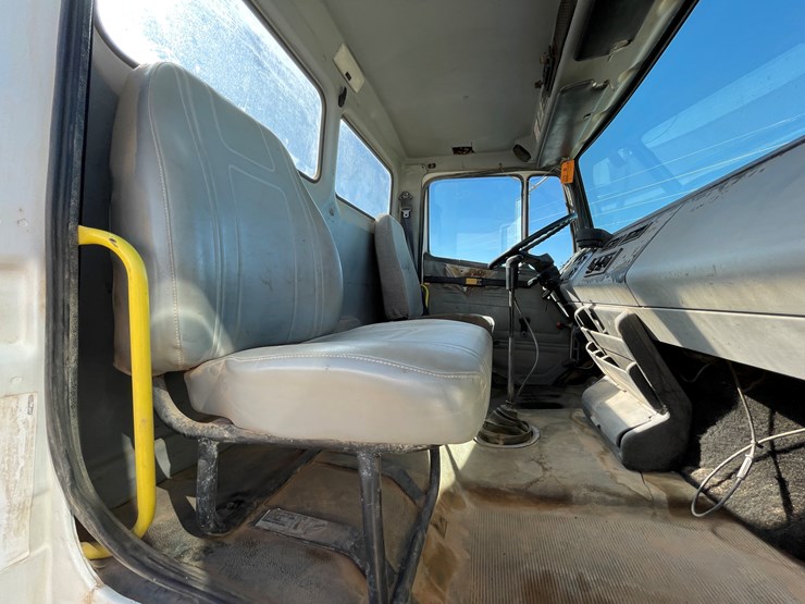 1996-freightliner-fl80-image-133