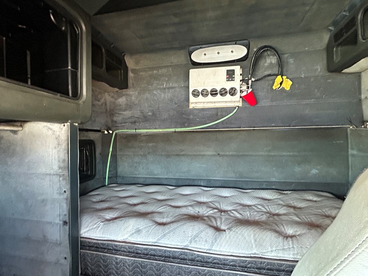 1997-peterbilt-379-image-6