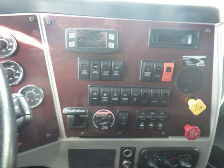 2020-western-star-5700xe-image-21