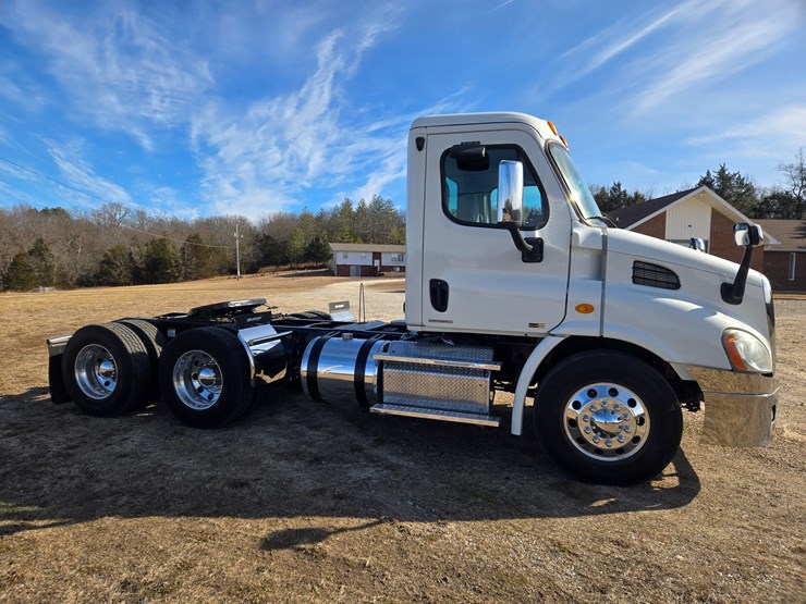 2012-freightliner-cascadia-113-image-22