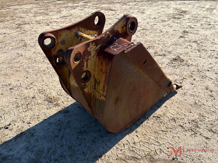 22"-tooth-bucket-backhoe-attachment-image-4