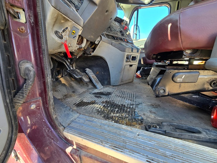 2002-freightliner-columbia-120-image-54