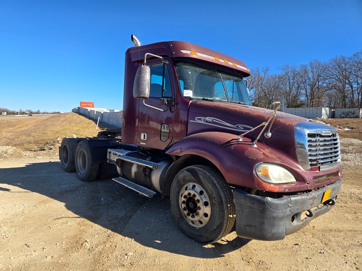 2002-freightliner-columbia-120-image-25