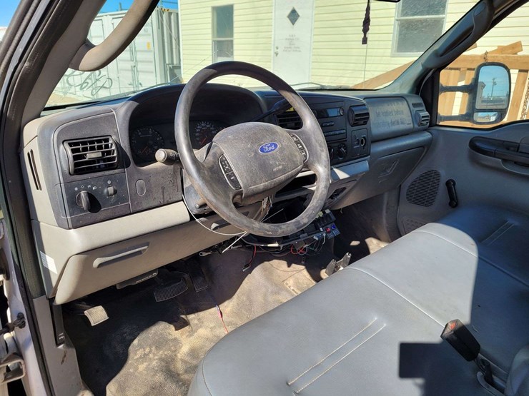 2005-ford-f550-image-28