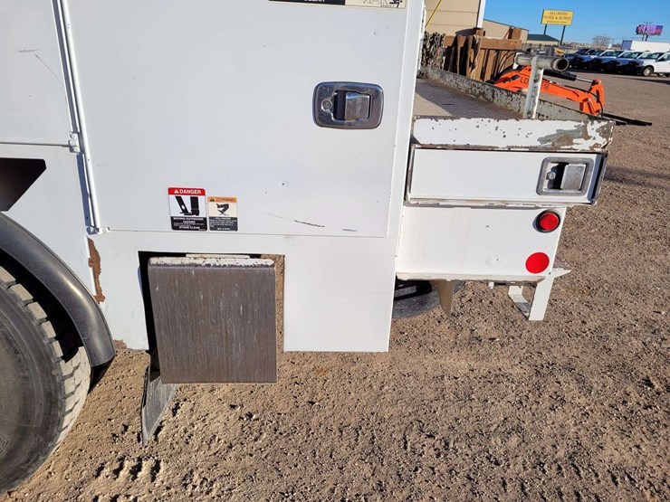 2016-freightliner-m2-106-image-14