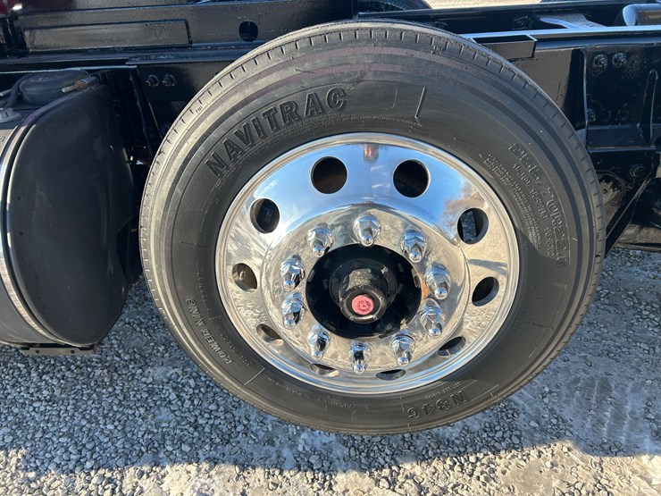 2015-peterbilt-567-image-91