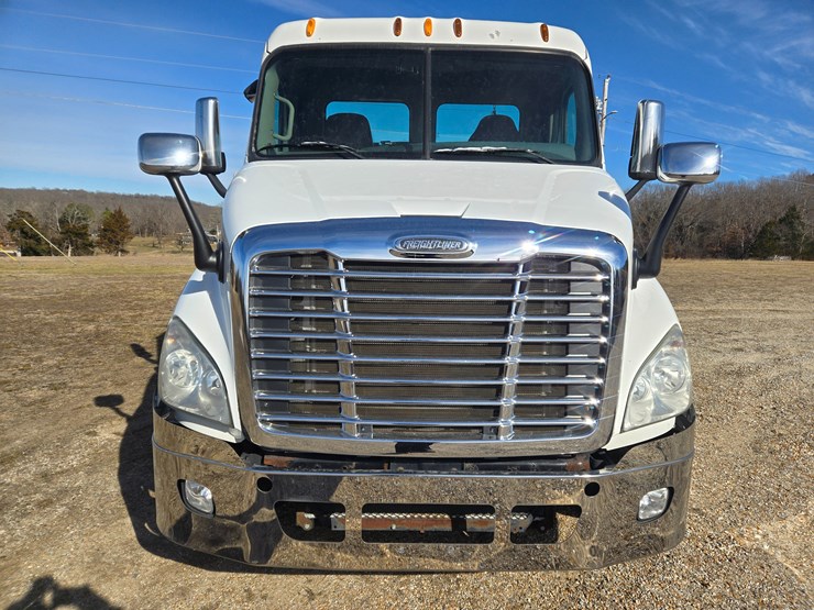 2012-freightliner-cascadia-113-image-28