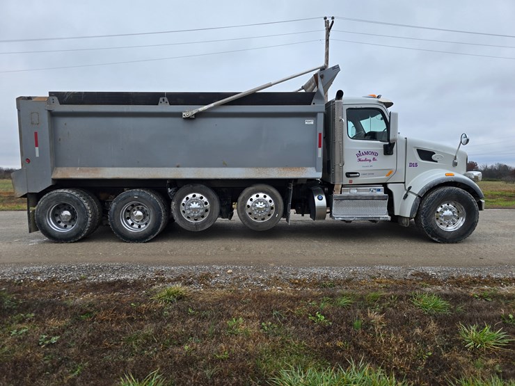 2020-peterbilt-567-image-39