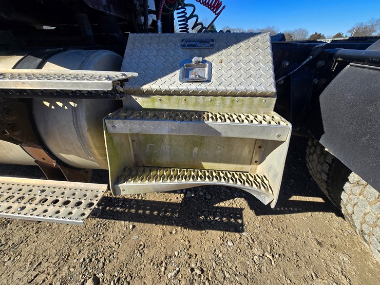 2002-freightliner-columbia-120-image-98