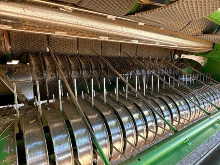 2020-john-deere-560m-image-12