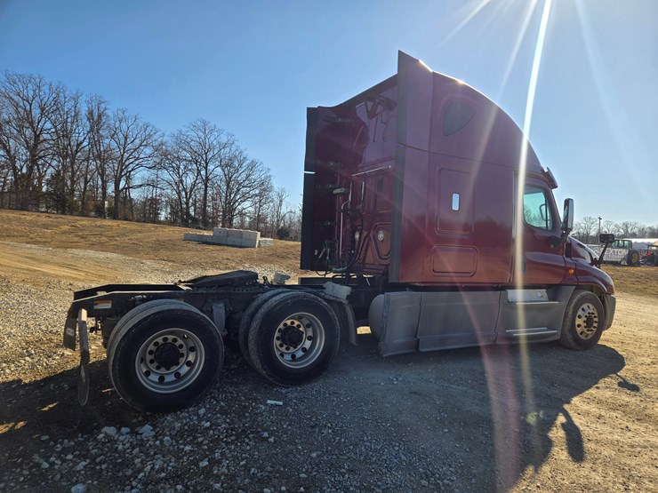 2014-freightliner-cascadia-125-image-19