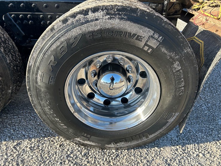 2015-peterbilt-567-image-103