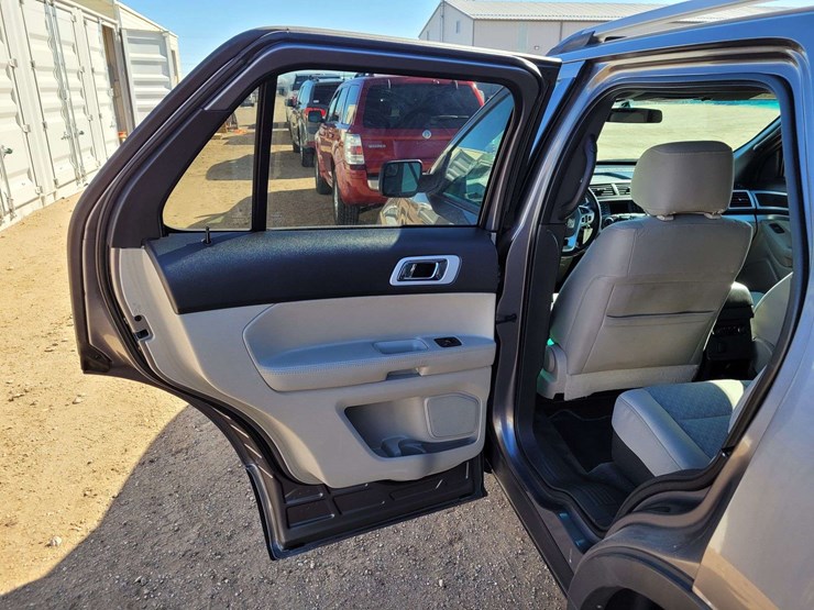 2012-ford-explorer-xlt-image-8