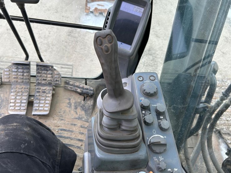 2019-deere-210g-lc-image-27