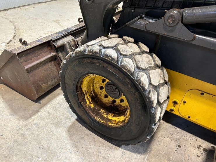 2016-new-holland-l220-image-16