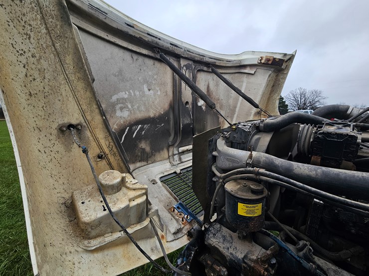 1999-freightliner-fl70-image-37