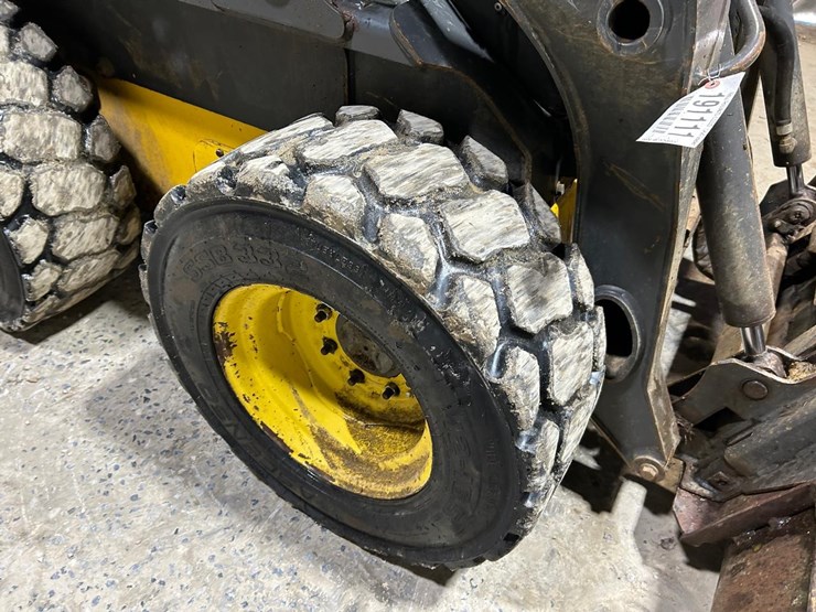 2016-new-holland-l220-image-12