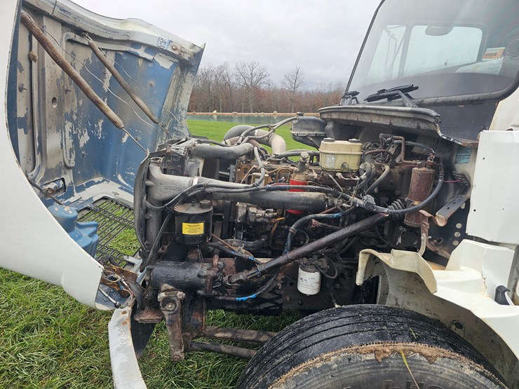 2000-freightliner-fl60-image-27