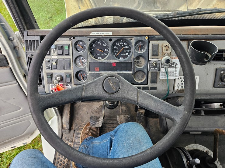 1999-freightliner-fl70-image-56