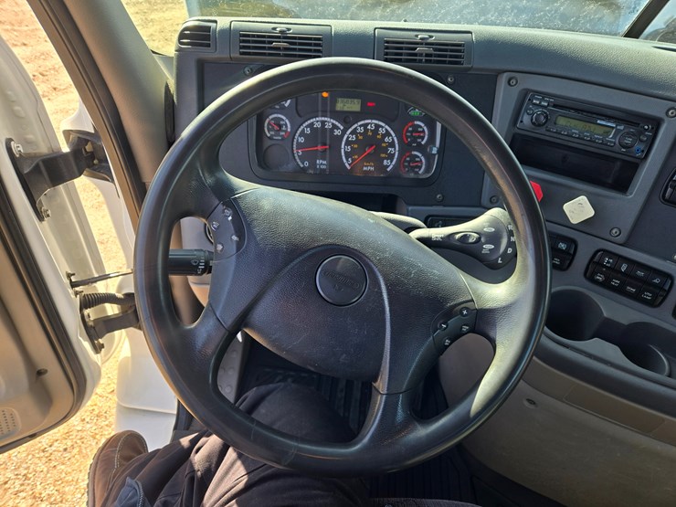 2012-freightliner-cascadia-113-image-64