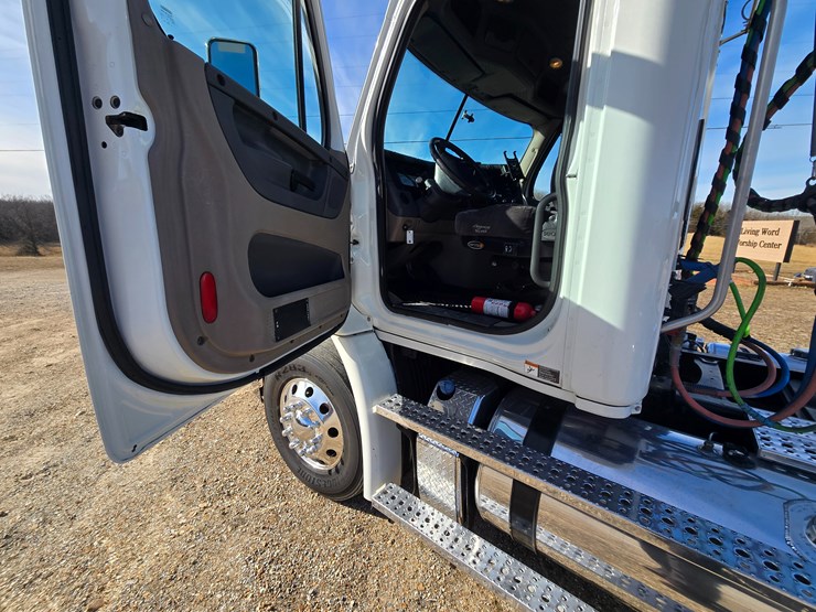 2012-freightliner-cascadia-113-image-49