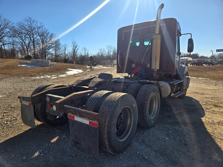 2002-freightliner-columbia-120-image-16