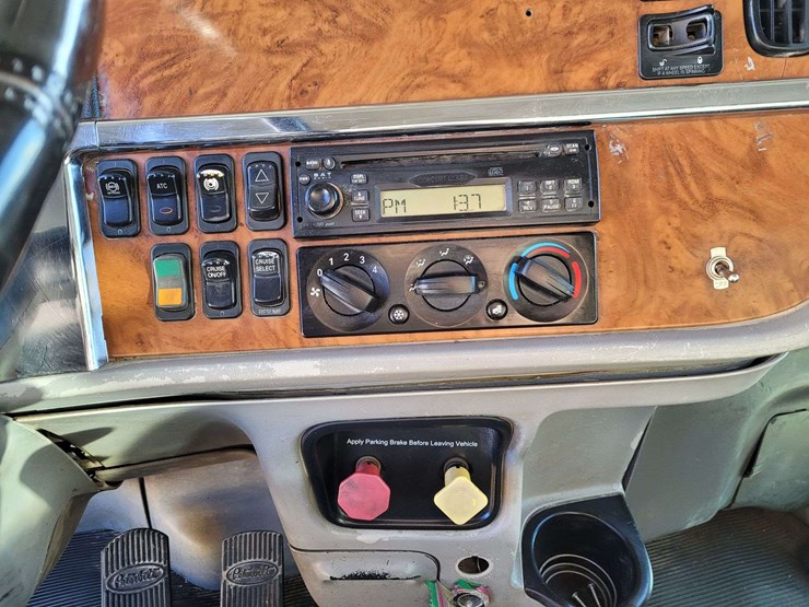 2007-peterbilt-386-image-17