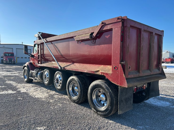 2015-peterbilt-567-image-15