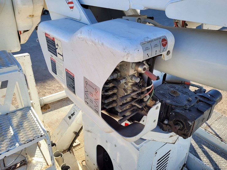 2016-freightliner-m2-106-image-9