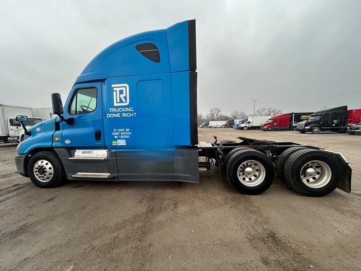 2015-freightliner-cascadia-125-image-11