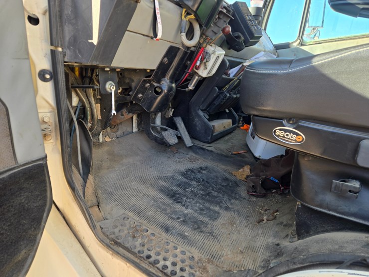 1996-freightliner-fl70-image-49