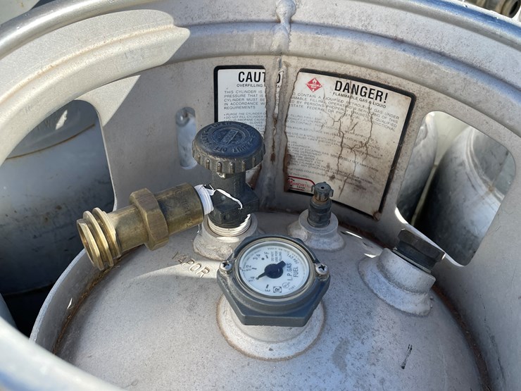 #3123-•-forklift-propane-tanks-image-21