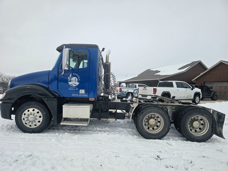 2007-freightliner-columbia-120-image-8