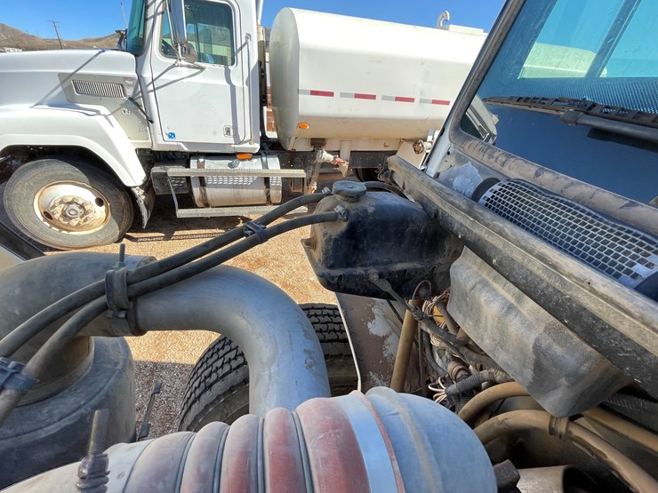 1996-freightliner-fl80-image-24