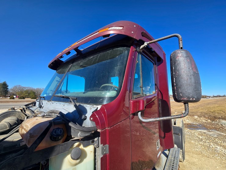 2002-freightliner-columbia-120-image-97