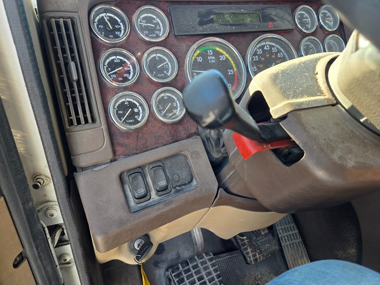 2012-freightliner-coronado-132-image-76