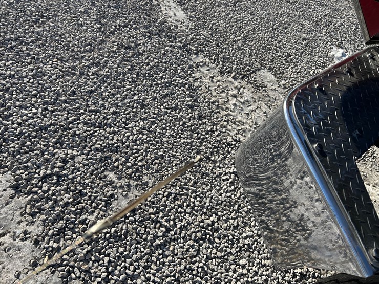 2015-peterbilt-567-image-125