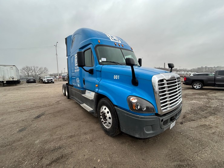 2015-freightliner-cascadia-125-image-33